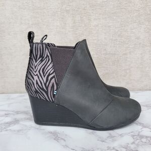 Toms Kelsey Black Leather Zebra Shimmer Wedge Ankle Boots Booties NEW NO BOX